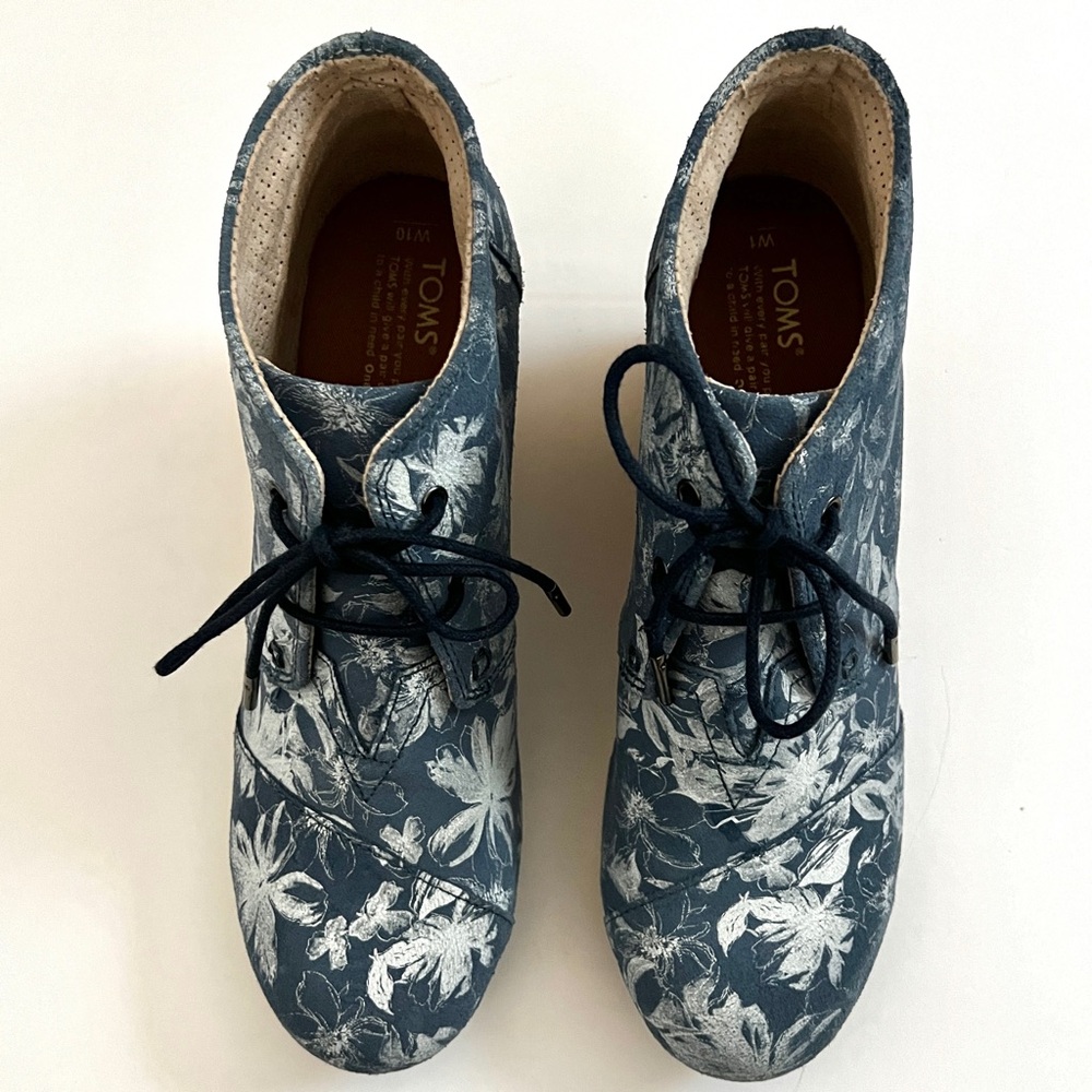 TOMS Wedge Heels Booties Blue and White Floral Shoes 10 - Picture 5 of 9